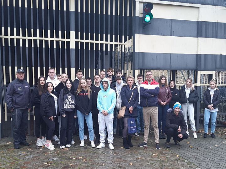 Grupa młodzieży wraz z opiekunami przed budynkiem aresztu w Gdańsku