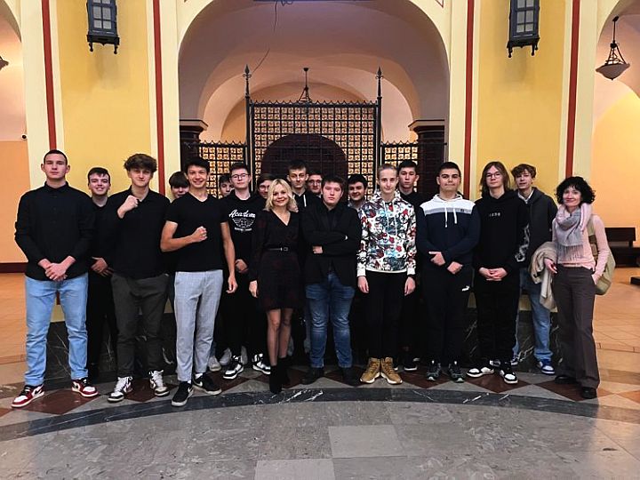 grupa uczniów wraz z nauczycielami  w budynku Sądu Okręgowego w Gdańsku
